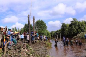 Semangat Warga Labuhan Pering, Gotong Royong Bantu Pekerjaan TMMD