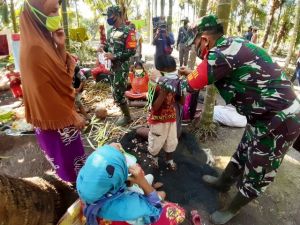 Cegah Virus Corona, Satgas TMMD Terus Bagikan Masker Gratis di Desa Labuhan Pering