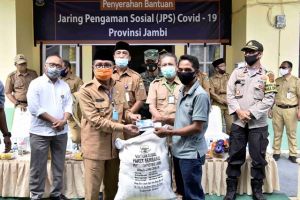 Fachrori Salurkan JPS Covid-19 Tahap II Untuk Masyarakat Batang Hari