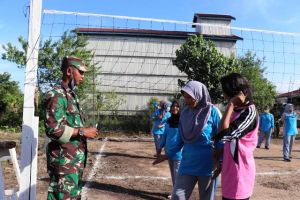 Semarakkan Turnamen Voli Putri TMMD Kodim Tanjab, Serda Wendrik Jadi Wasit
