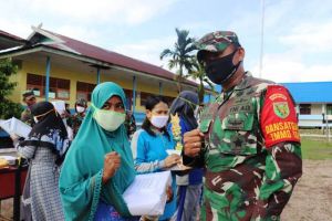 Senyum Bahagia Pemenang Pertandingan Voli Saat Terima Hadiah dari Dandim Tanjab