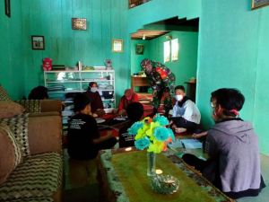 Siswa Belajar di Rumah Pasiter Satgas TMMD 108 Kodim Tanjab, Dampingi Guru 'Door to Door'