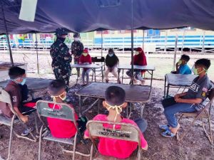 Sebelum Tinggalkan Desa Labuhan Pering, Satgas TMMD Kodim Tanjab Sempatkan Mengajar