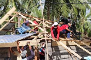 Indahnya Kebersamaan TNI dan Masyarakat Dalam Bergotong royong Membangun Desa