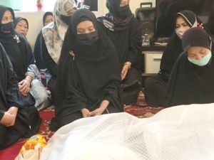 Tiba di Mandiangin, Ratu Munawarah Langsung Doakan Alm Ibunda Cek Endra