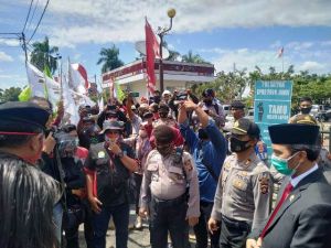 Serahkan Sayur dan Ubi ke Ketua DPRD Jambi, Gestur Jambi Tolak RUU Omnibus Law Cipta Kerja