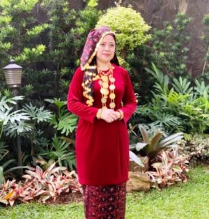 Anggunnya Puan Maharani Kenakan Baju Kurung Merah dan Tekuluk Khas Jambi