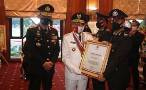 Peduli Pendidikan, Personel Polda Jambi Terima Penghargaan Inovasi Bekali