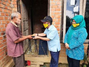 Jelang Berlakukan Denda Rp50 Ribu, Bupati Syahirsah Bagikan 100 Ribu  Masker ke Warga