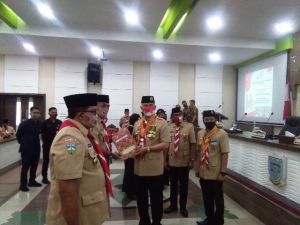 Fasha Berikan Tanda Penghargaan Kepada Majelis Pembimbing Pramuka Kwarcab Kota Jambi