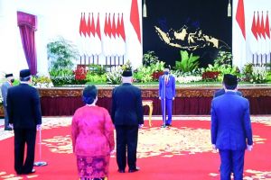 Presiden Jokowi Lantik 9 Anggota Kompolnas di Istana Negara, Ada Nama Tito dan Mahfud MD