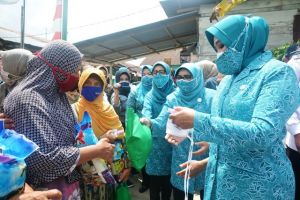 Dampingi Ketua PKK Pusat Tri Tito Karnavian, Rahima Salurkan 25 ribu Masker Bagi Masyarakat