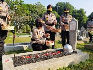 Jelang Hari Jadi ke-72 Polwan RI, Srikandi Polri Upacara Ziarah dan Tabur Bunga di TMP Kalibata