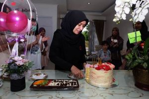 Rayakan Ulang Tahun ke 43 Saat Momen Pilgub Jambi, Ini Harapan Ratu Munawaroh