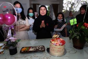 Ulang Tahun ke 43, Ratu Munawaroh Dapat Kejutan dari Kerabat dan Relawan