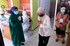 Datangi RSUD untuk Uji Swab, Ratu Pakai Face Shield dan Masker