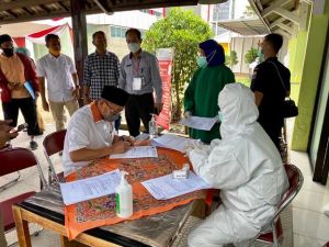 Kenakan Kemeja Putih, Cek Endra Jalani Uji Swab di RSUD Raden Mattaher