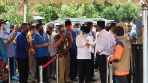 Kompak Pakai Kemeja Putih, Al Haris-Sani Tiba di KPU Provinsi Jambi untuk Mendaftar