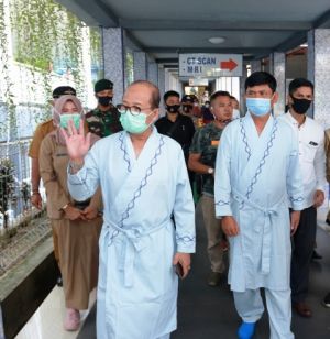 4 Jam Fachrori-Syafril Jalani Tes Kesehatan di RSUD Raden Mattaher