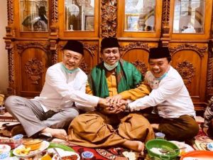 Adem Pilgub Jambi... Ketika HBA Jabat Erat Cek Endra dan Haris 