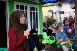 Ditemani Hazrin Nurdin, Ratu Silaturahmi dengan Warga Kampung Manggis