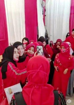 Menarik Hati, Ratu Banyak Diajak Swafoto Masyarakat Muaro Jambi