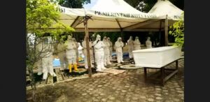 Tiba di TPU, Jenazah Putra Bungsu Walikota Jambi Dishalatkan Gunakan Protokol Covid-19