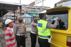 Putus Penyebaran Covid-19, Ditlantas Polda Jambi Pasang Stiker Ayo Pakai Masker di Angkot 