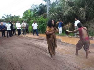 Silaturahmi ke Geragai, CE Disambut Teaterical Dari Warga yang Penuh Lumpur: Berikan Kami Kecerahan