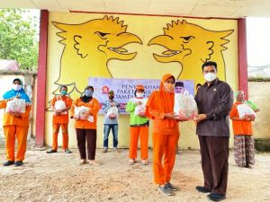 Mantul! SAH Serahkan Paket Makanan Tambahan Untuk Petugas Kebersihan