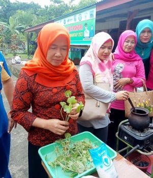 Mengenal Hesti Haris (2): Suka dengan Kembang, Penampilannya Sederhana dan Cekatan