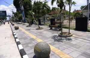 Pedesterian Baru di Sipin, Ada Batu Besar,  Dilengkapi Bangku Taman