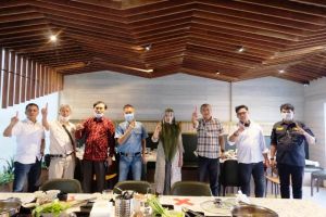 Sambil Makan Siang, Pengusaha Ini Dukung Ratu Munawaroh di Pilgub Jambi