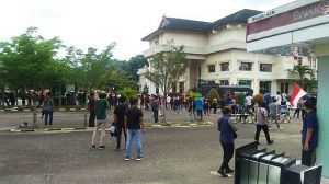 Mediasi Gagal, Aksi Mahasiswa Tolak Omnibuslaw Ricuh
