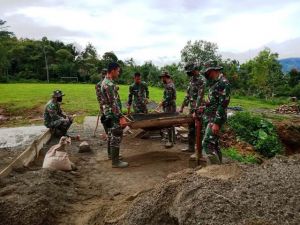 Satgas Gotong Royong Mengayak Pasir Demi Kualitas Plaster Dinding MCK