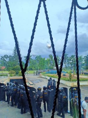 Karena Anarkis dan Ditemukan Bekas Tembakan Peluru di DPRD, Polisi Bubarkan Pengunjuk Rasa