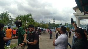 Mahasiswa Tolak Audiensi di Dalam Gedung, Polisi Lemparkan Gas Air Mata