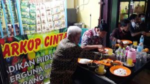 Pilih Pecal Ayam dan Udang Ketak saat Makan Di Pujasera Tungkal, Syafril; Enak, Sampai Sayo  Nambah