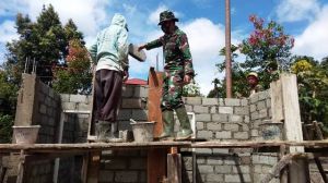 Begini Kekompakan Warga dan Satgas saat Bangun Fasilitas MCK di Masjid