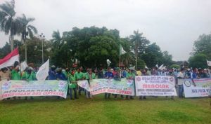 Ribuan Buruh Datangi DPRD Provinsi Jambi Tolak Omnibuslaw