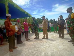 Tinjau Program TMMD di Desa Sungai Langkap, Kasdam II/Sriwijaya Bagikan Sembako ke Warga