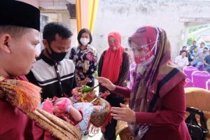 Di Sabak Barat, Ratu Hadiri Cukuran Putra Anggota Fraksi PDIP Tanjabtim