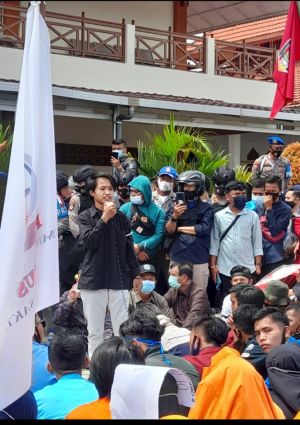 Lagi,  Himsak Gelar Aksi di DPRD Sungai Penuh Tolak OmnibusLaw dan Protes Tindakan Represif Polisi