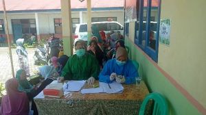 Pengobatan Massal di Lokasi TMMD Desa Sungai Langkap Diserbu Warga