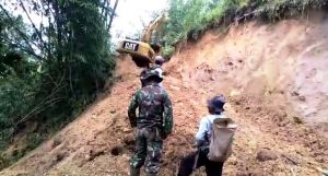 Agar Tepat Waktu, Anggota Yonif 142/KJ Yang Jadi Satgas TMMD Awasi Alat Berat Berkerja