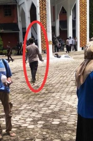 Pasca Demo di Merangin, Kapolres Merangin Kumpulkan Sampah Sesudah Demo