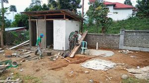 Anggota Satgas TMMD Buru Perkerjaan Bangun Fasilitas MCK