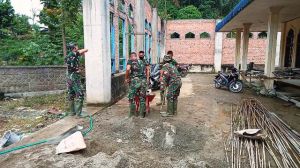Anggota Satgas TMMD Aduk Semen Secara Manual Untuk Pembangunan MCK