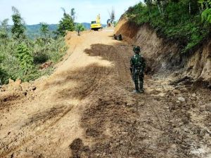 Cuaca Ekstrim dan Berbukit, Satgas Tetap Semangat Selesaikan Jalan Baru