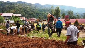 Ibarat Angkat Beban saat Olahraga, Satgas TMMD ini Angkut Material Batu